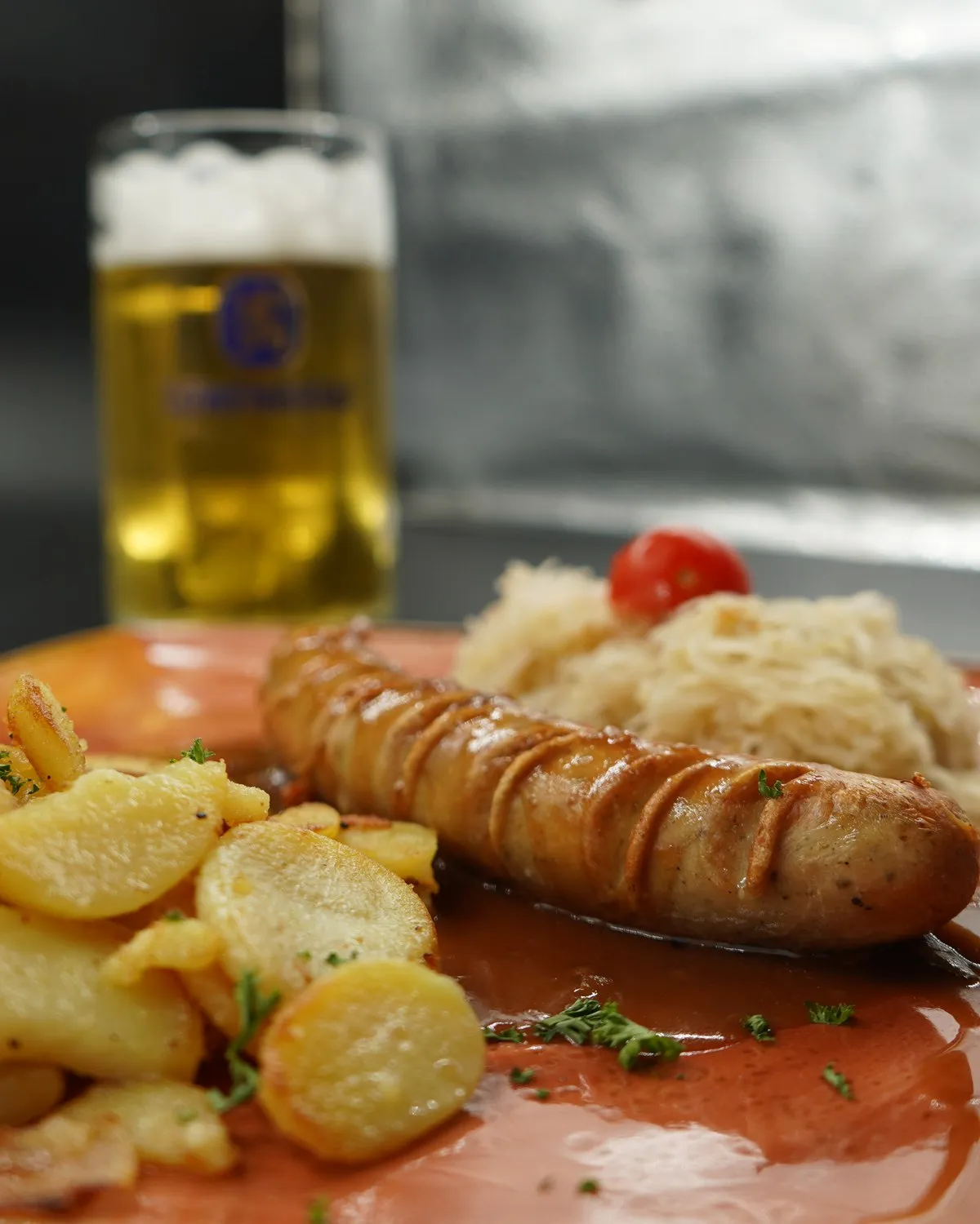 Bratwurst mit Sauerkraut und Bratkartoffeln im Löwenbräu Köln