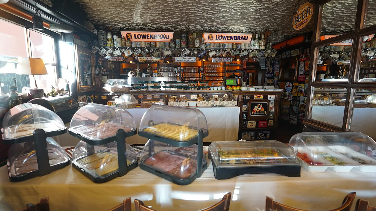Frühstücksbuffet im Löwenbräu Köln mit Aufschnitt, Käse und Antipasti