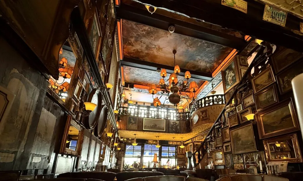 Historischer Gastraum des Löwenbräu Köln mit Deckengemälde, Kronleuchtern und Gemäldewand