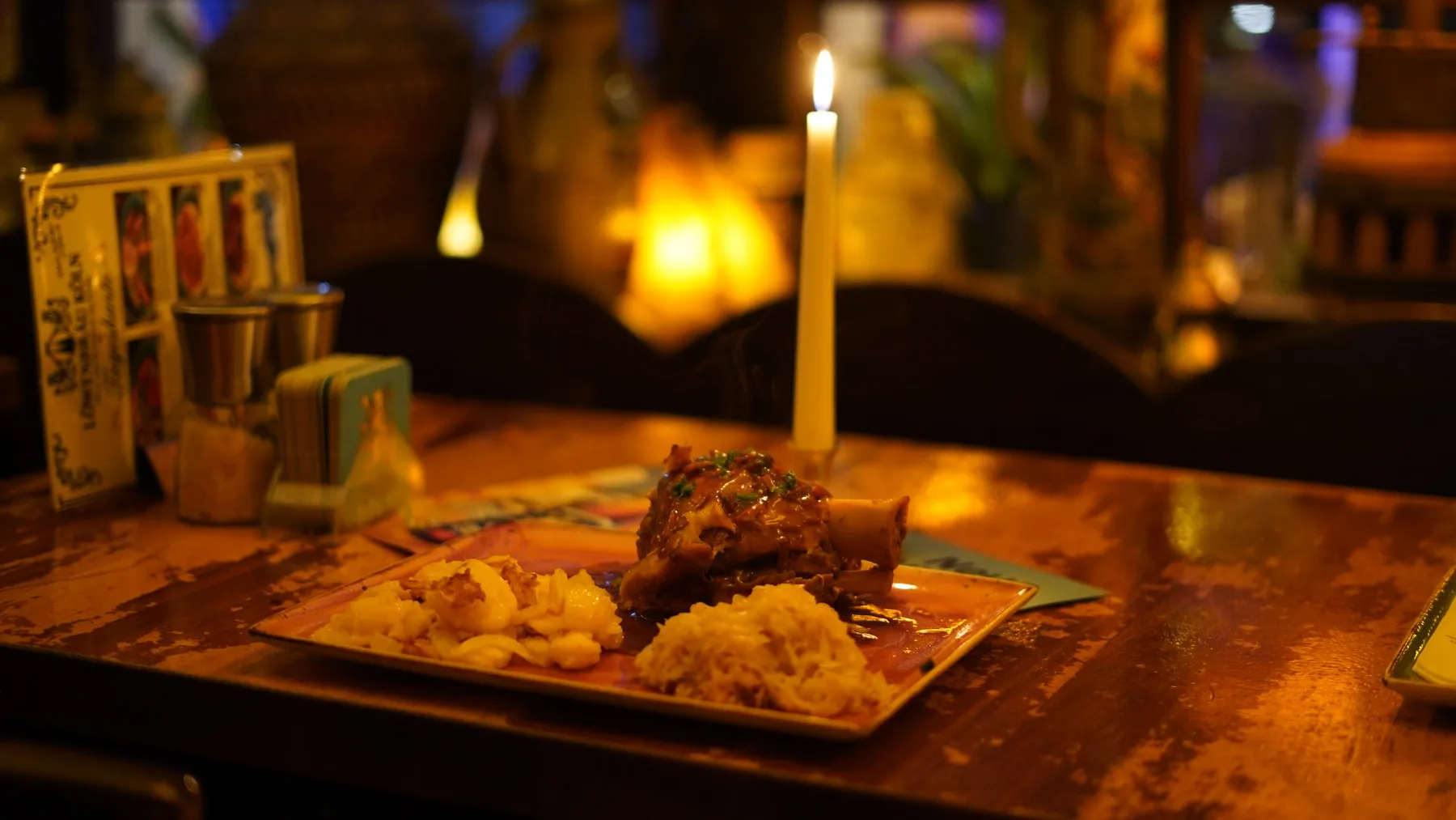Schweinshaxe mit Sauerkraut und Kartoffeln bei Kerzenschein im Löwenbräu Köln