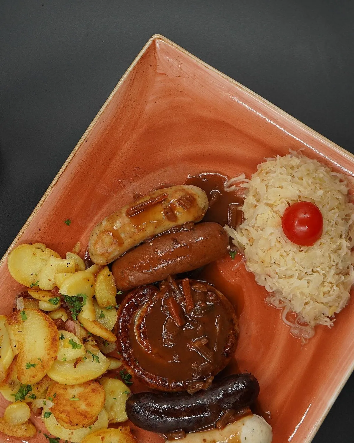 Bayerische Wurstpfanne mit Bratwurst, Nürnberger, Weißwurst, Blutwurst und Leberwurst im Löwenbräu Köln